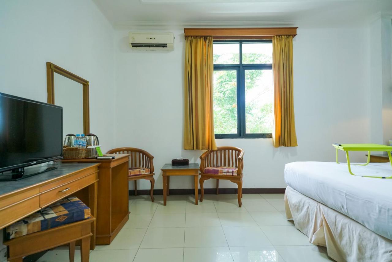 Urbanview By Millenium Hotel Pangkal Pinang Exterior foto